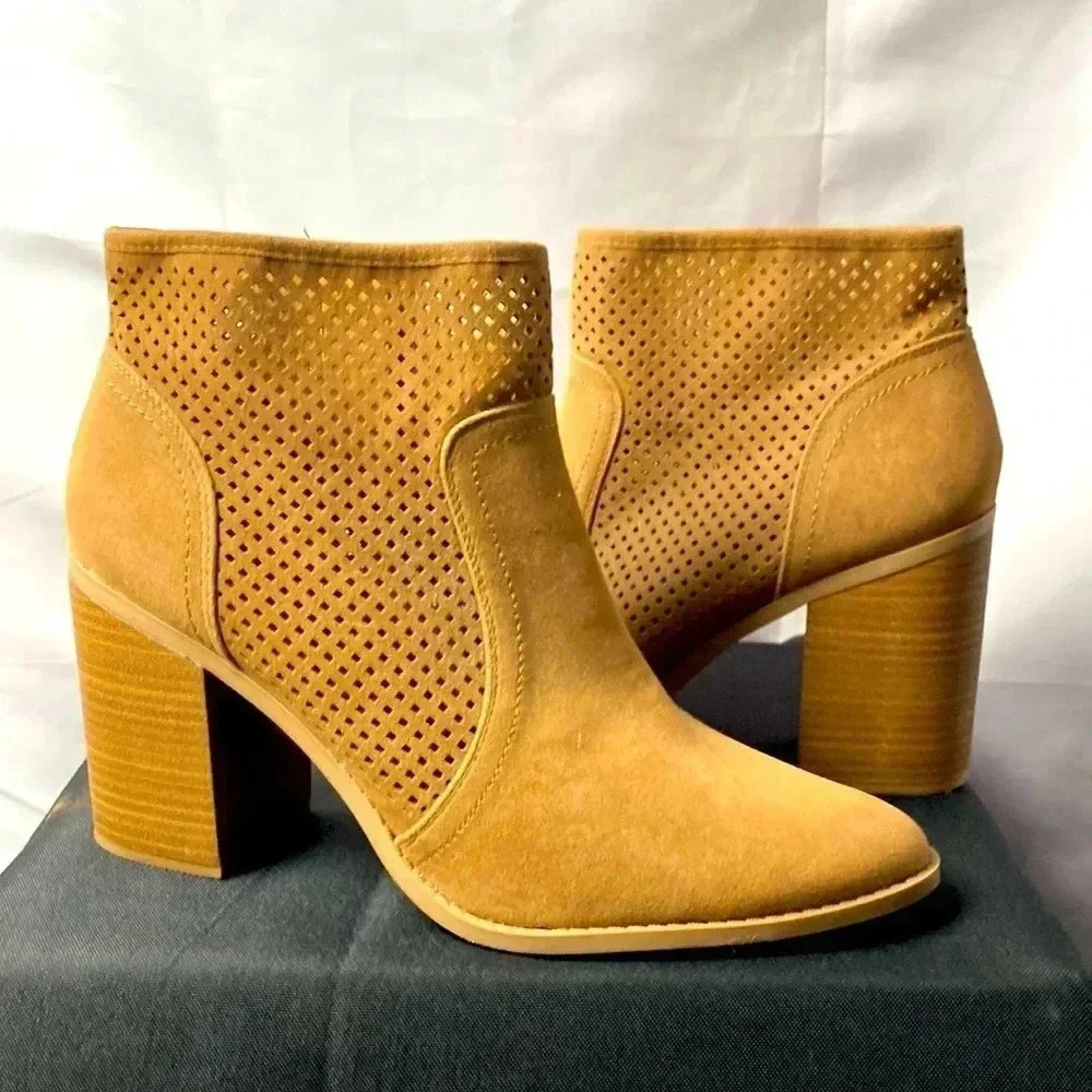 UNIVERSAL THREAD‎ WO SIZE 11 TAN LASER CUT ANKLE BOOTS INSIDE ZIP. 4” HEEL